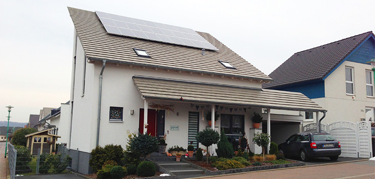 Photovoltaik-Anlage auf dem Dach eines neuen Einfamilienhauses