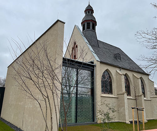 Abgrenzung am Außengebäude der Kirche