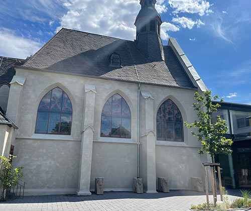 Außenansicht mit historischen Kirchenfestern nach der Sanierung